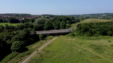 Eine-Drohne,-Die-Den-Verkehr-Beobachtet,-Der-Sich-über-Eine-Brücke-über-Die-Große-Steilwand-Bewegt