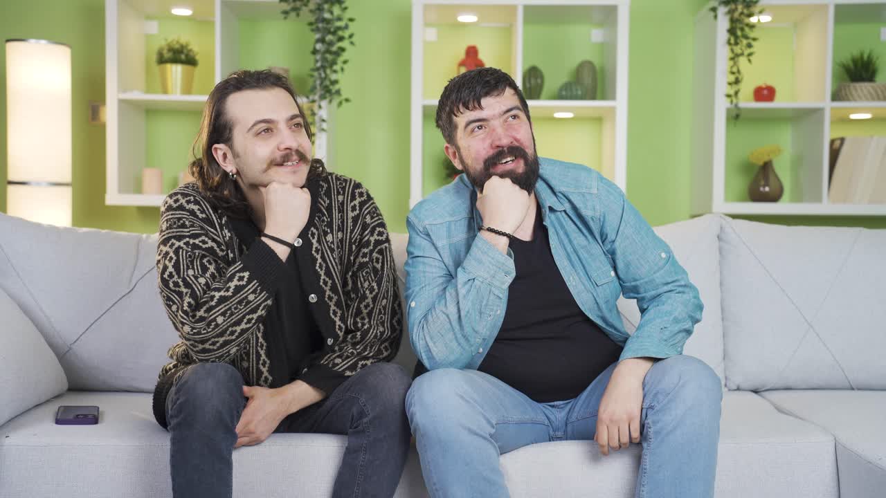 행복하고 아름다운 꿈을 가진 두 명의 기업가 친구입니다.