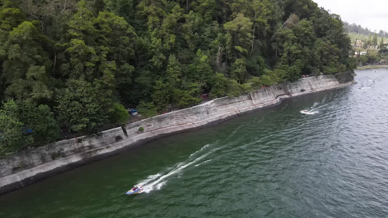 vista aérea, se pueden ver barcos moviéndose rápidamente