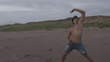 Bailando-En-La-Playa-Amanecer