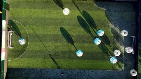 Zorb-Fußballspieler-Laufen-Bei-Sonnenuntergang-Mit-Blasenschatten-Um-Das-Feld