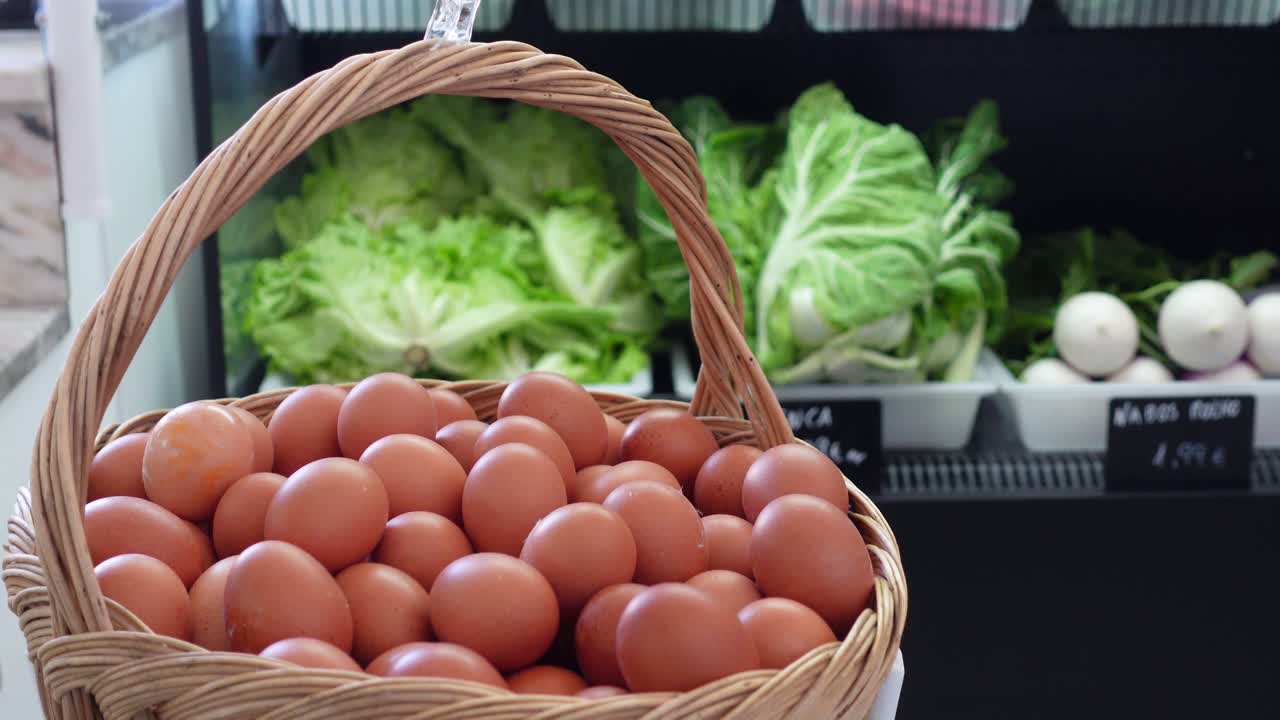 바구니에 있는 갈색 달