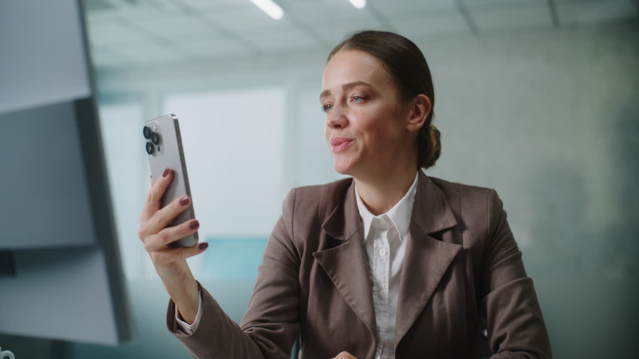 mujer de negocios en video llamada
