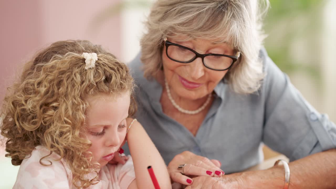 Schrijven met oma en kleinkind