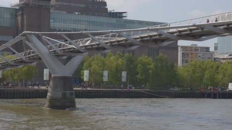 Vista-Desde-El-Barco-Turístico-Sobre-El-Río-Támesis-Pasando-Por-Debajo-Del-Puente-Del-Milenio-Mostrando-La-Galería-Tate-Modern