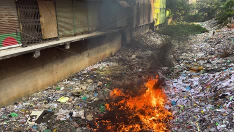 Verbrennung-Von-Müll-Auf-Der-Rückseite-Des-Marktes-In-Der-Alten-Stadt-Dhaka