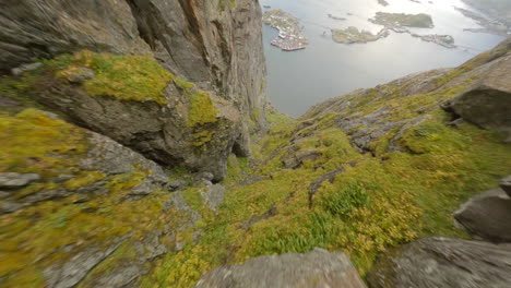 buceo a través de una grieta de la montaña en hamnøy, islas lofoten en noruega, impresionante bajo vuelo cinematográfico fpv