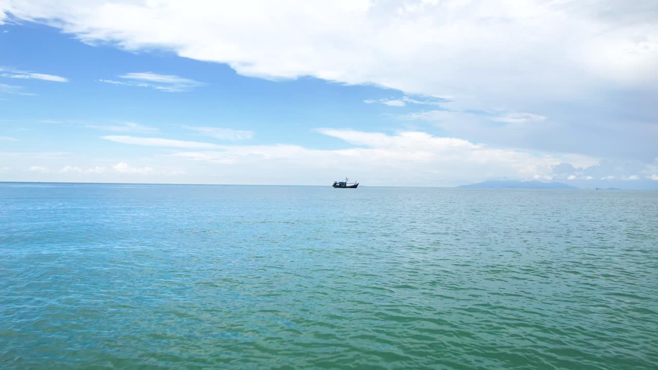 낮에 바다에 정박하고 떠 있는 어선