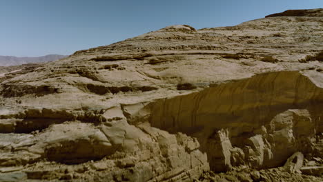 在約旦的 wadi rum 荒涼的沙漠上空飛過岩石