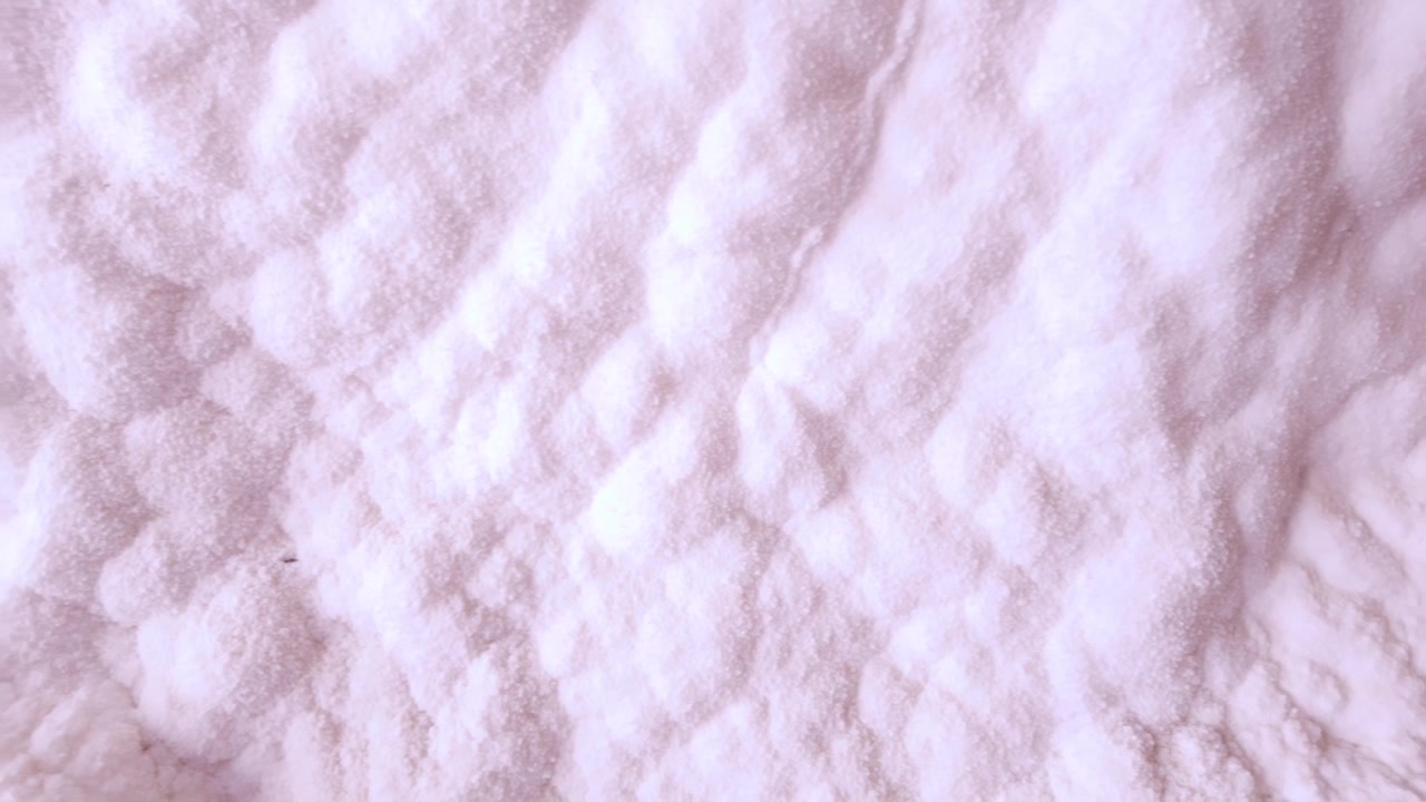 白い塩の結晶がゆっくりとした波紋を描いて動く
