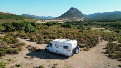 Autocaravana-Rv-Camper-Estacionada-En-La-Naturaleza-De-Cerdeña,-Italia---Antena-4k-Dando-Vueltas