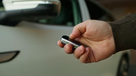 persona que utiliza la llave remota del coche