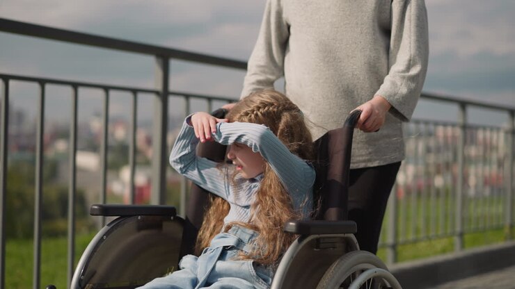 Girl with leg injury looks at city covering eyes from sun