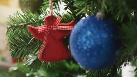 Primer-Plano-De-Bolas-Navideñas-Y-Adornos-En-El-árbol-De-Navidad-Verde.