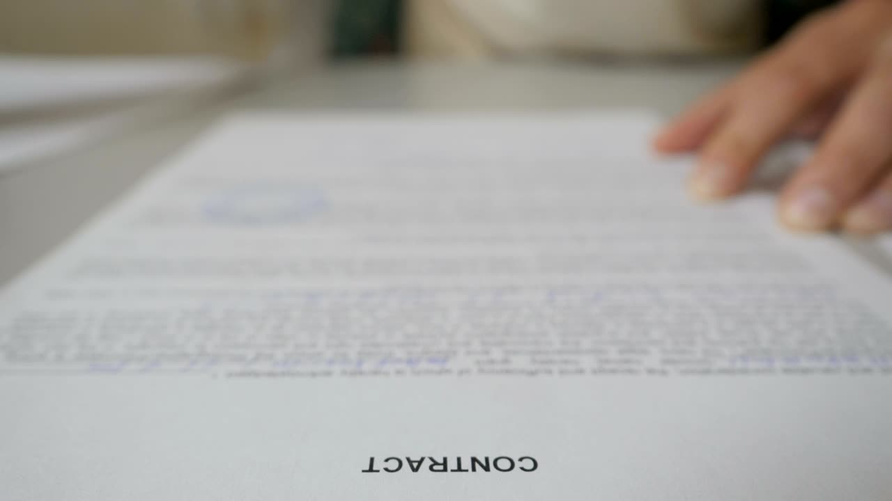 hombre de negocios estampando la tabla de documentos, director aprobando el contrato, papeleo. notario público en la oficina estampando documentos. cerca. uhd 4k. hombre es aprobar documentos firmando y estampando papeles.