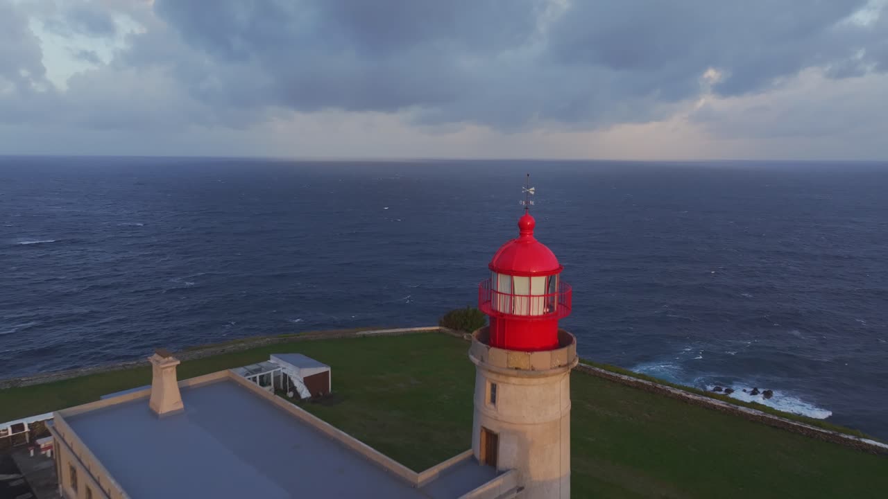 Vista aerea della bellissima area di Farol de Albarnaz. Faro, alba, scogliera, oceano, Atlantico settentrionale