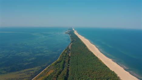 Vista-Aérea-De-Hel-Penisula-En-Polonia-Con-El-Mar-Báltico-Al-Fondo