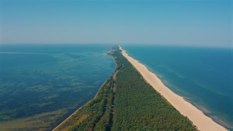 vista aérea de la península de hel en polonia con el mar báltico en el fondo