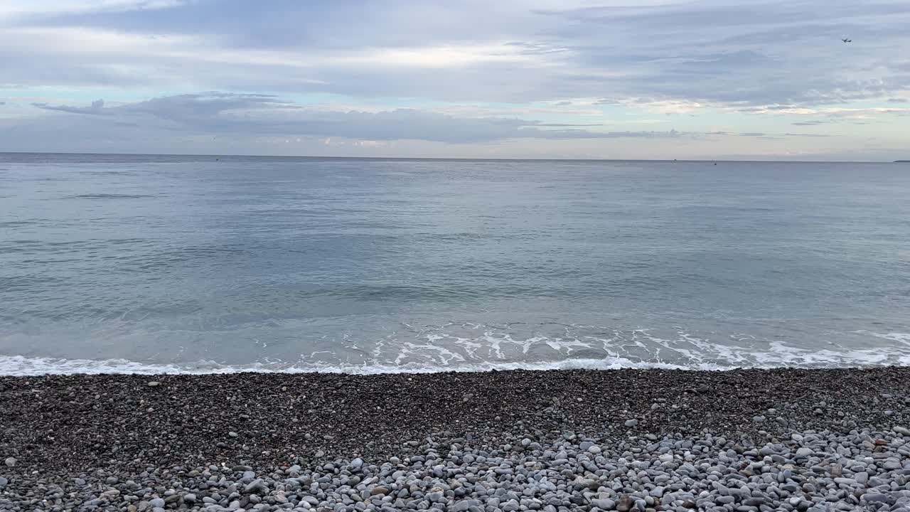 olas chocando contra la playa de guijarros de la costa del mar mediterráneo