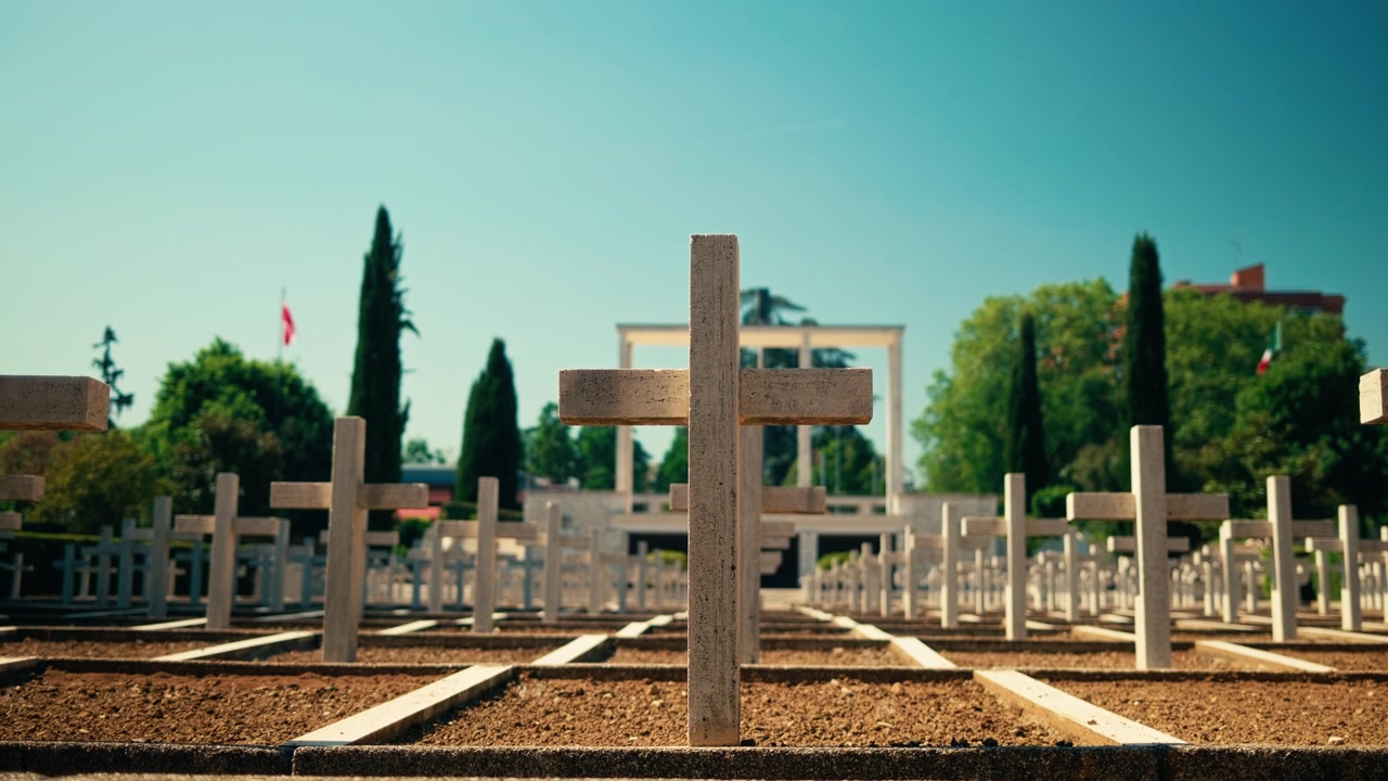 Scena solenne di commemorazione in un cimitero storico