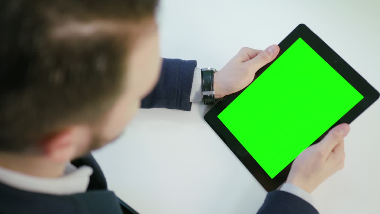 녹색 화면 을 가진 디지털 태블릿 을 사용하는 사람
