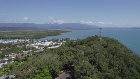 torre de telecomunicaciones con vegetación en la costa de port douglas en el norte tropical de queensland