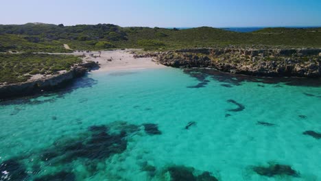 Vista-Aérea-Sobre-El-Mar,-En-La-Costa-De-La-Isla-Rottnest,-Australia,-Adelante,-Disparo-De-Drone