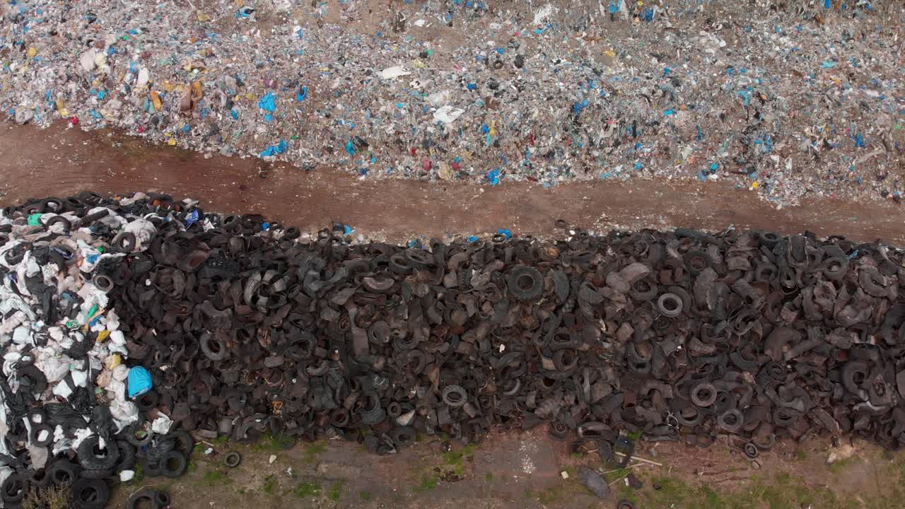 bandeja aérea sobre montones de residuos en un gran vertedero