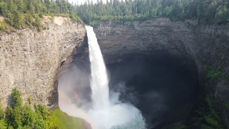 Impresionantes-Cataratas-Helmcken-Que-Se-Sumergen-En-El-Río-Murtle-En-El-Idílico-Parque-Provincial-Wells-Grey-En-Columbia-Británica,-Canadá