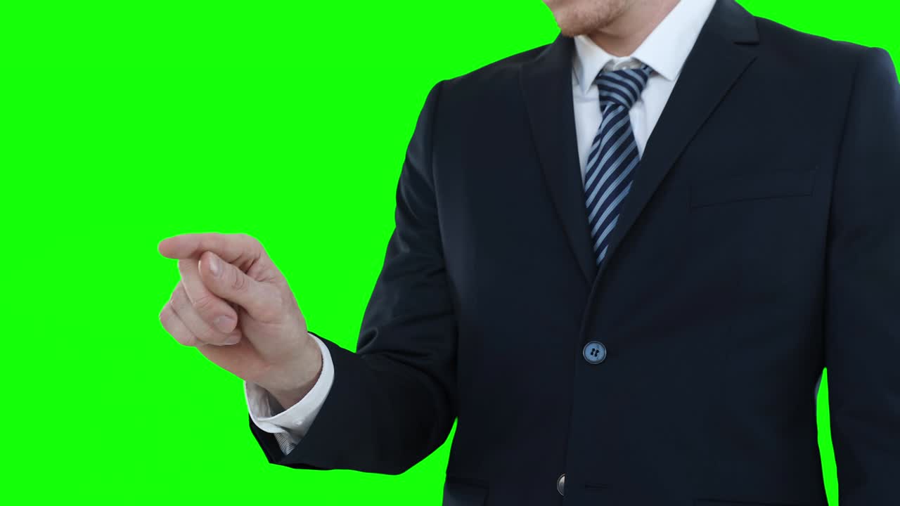 녹색 배경 에 손 을 들고 있는 백인 남자 의 중간 부분