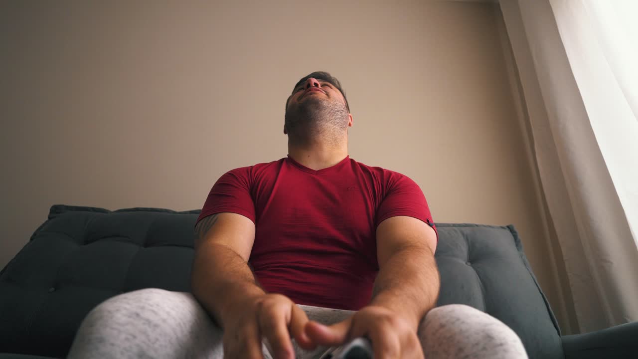 chico luchando jugando videojuegos y perdiendo