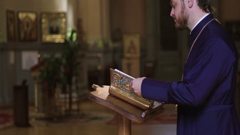 el sacerdote comienza la misa.