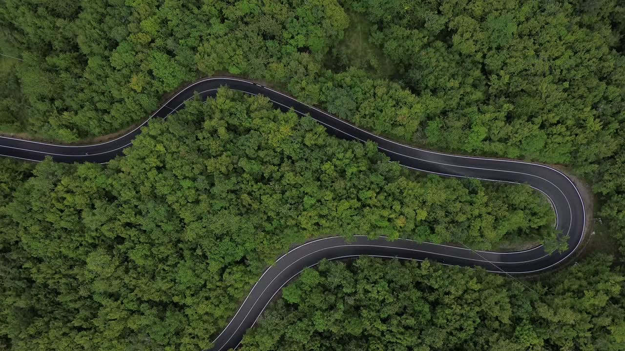 esta es la historia de un camino que significa una vida misteriosa, con coches, lugares, montañas