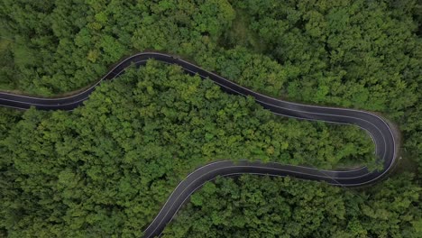 Esta-Es-La-Historia-De-Un-Camino-Que-Significa-Una-Vida-Misteriosa,-Con-Autos,-Lugares,-Montañas