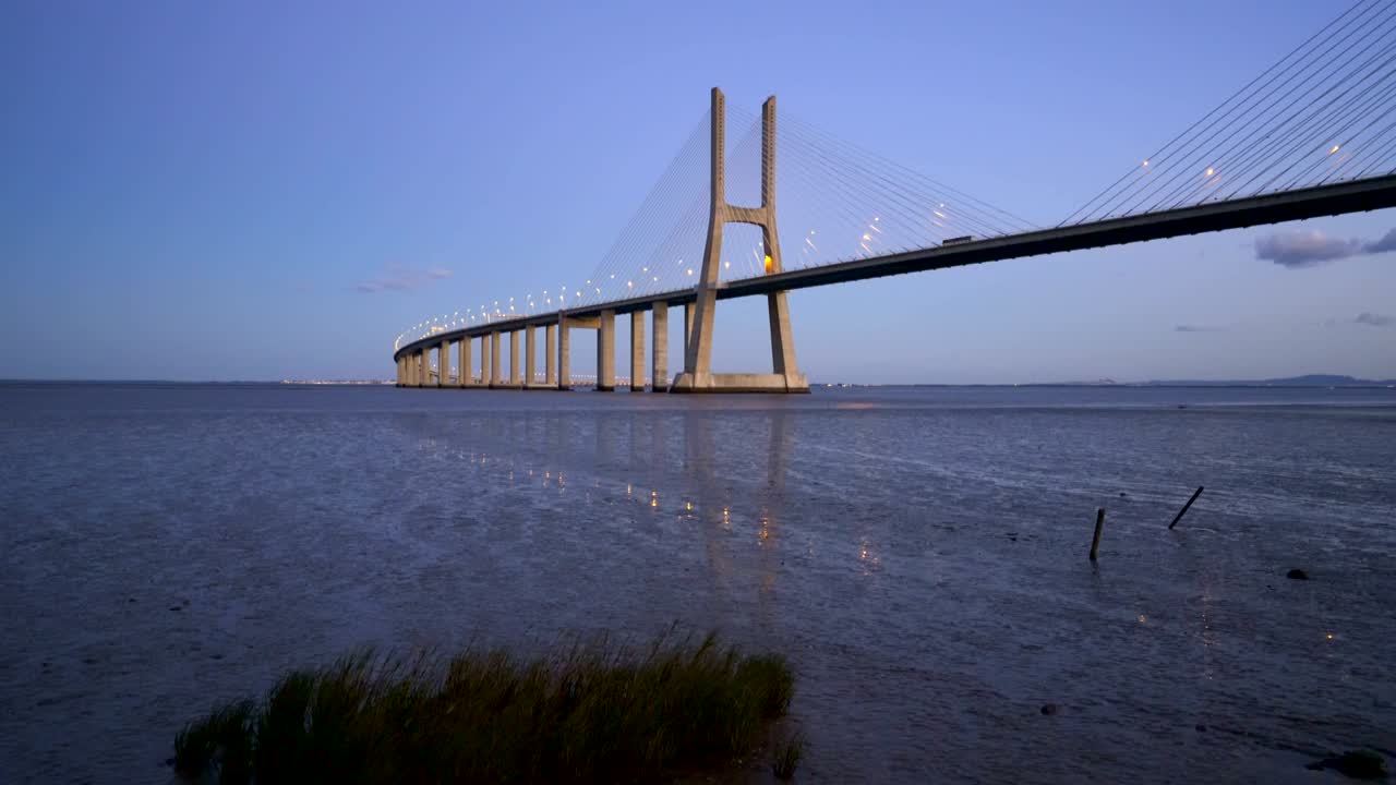 puente vasco da gama vista cerca del río tejo al atardecer