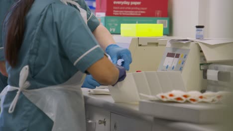 clasificación y etiquetado de muestras de sangre en un laboratorio