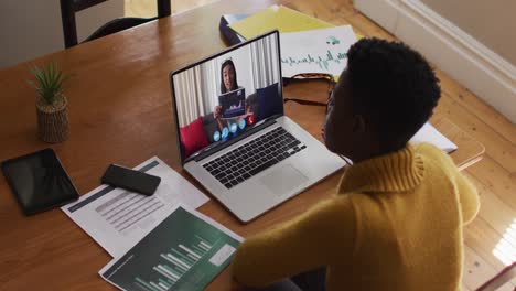 Mujer-Afroamericana-Teniendo-Una-Videollamada-Con-Una-Colega-En-Una-Computadora-Portátil-En-Casa