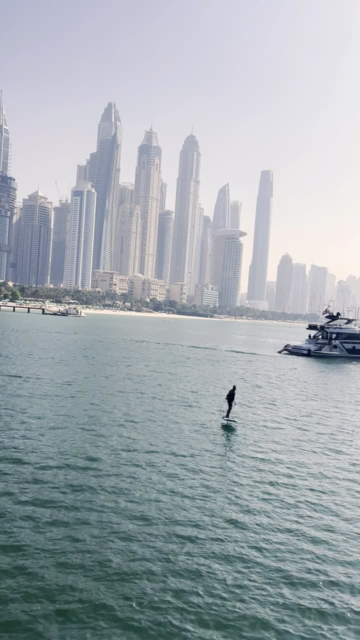 Personne faisant de l'eFoil avec la skyline de Dubaï en arrière-plan