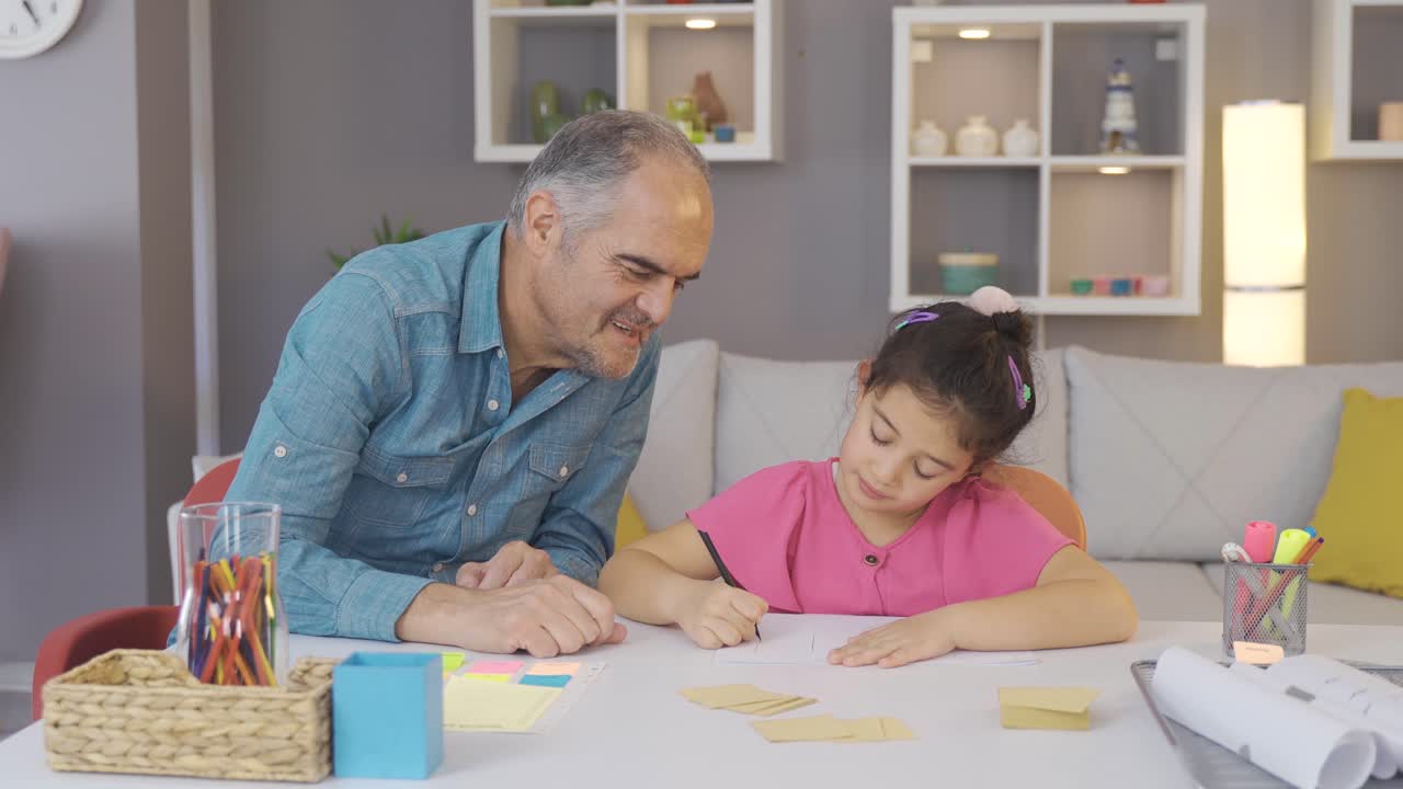 el abuelo estudiando con su nieto en el cuaderno y el libro.