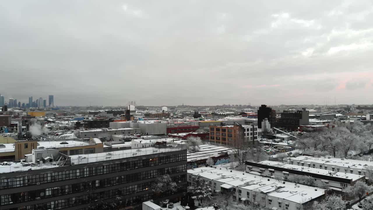 영상이 흰색으로 뒤덮인 도시 경관을 탐험하는 옥상 위를 확대하면서 눈보라가 본 직후 해가 지는 흐린 뉴욕 저녁