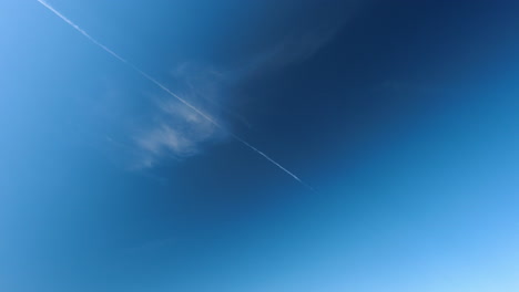 Zeitraffer-Des-Vorbeifliegenden-Flugzeugs-Am-Klaren-Blauen-Himmel