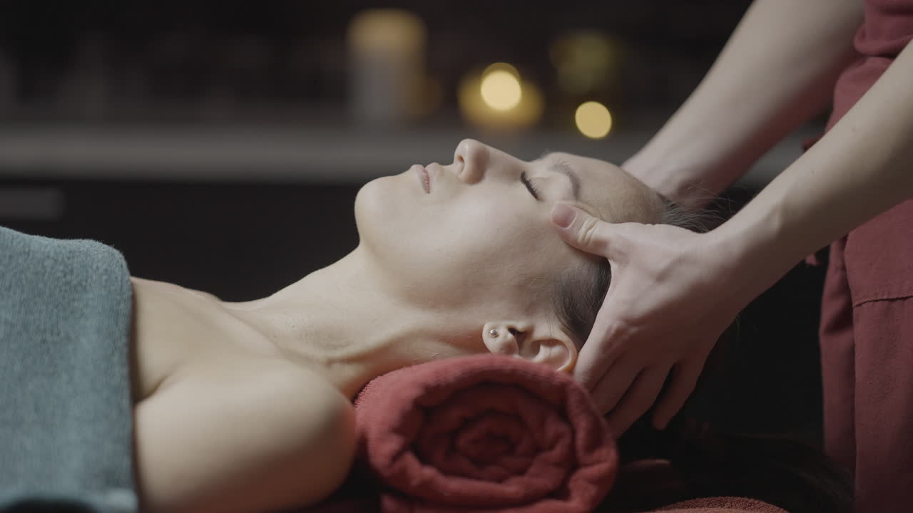 mujer recibiendo un masaje de cabeza