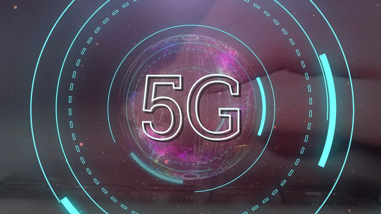 animazione del testo 5g con scansione dell'ambito blu su mani utilizzando la tastiera del computer