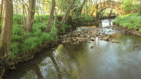 Westerdale-Bewegungszeitraffer,-Fluss-Mit-Strudel,-Der-Die-Alte-Packpferdebrücke-Enthüllt