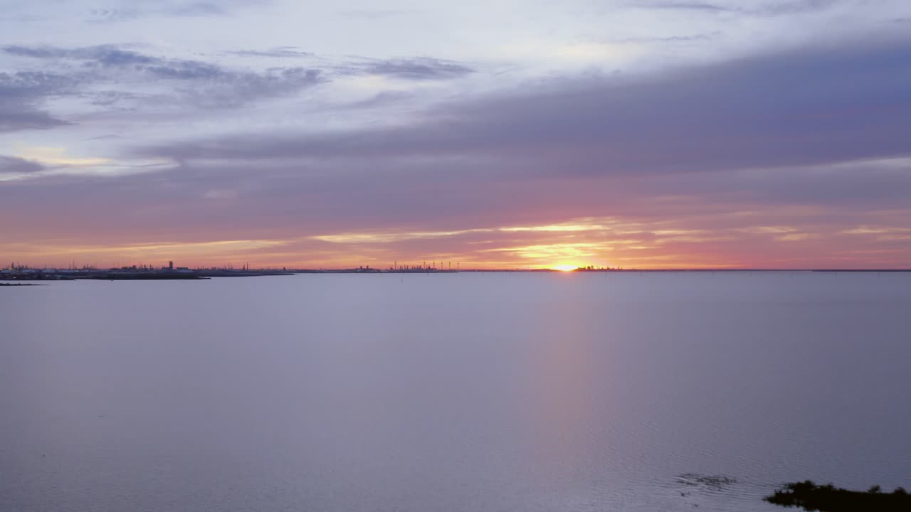 una hermosa bahía entre corpus christi y portland, texas, que alberga increíbles puestas de sol y vida silvestre