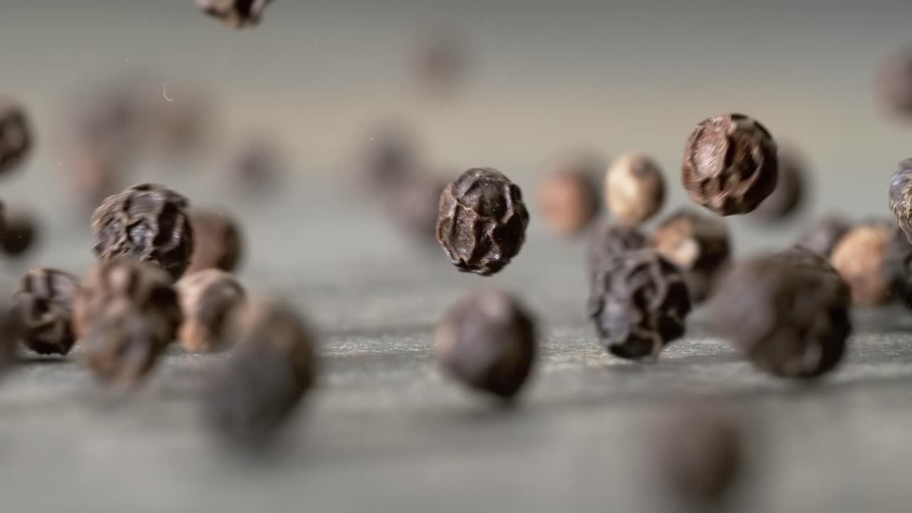 Grani di pepe o spezia pepe nero. Primo piano super macro. Ripreso con una telecamera super slow motion a 1000 fps