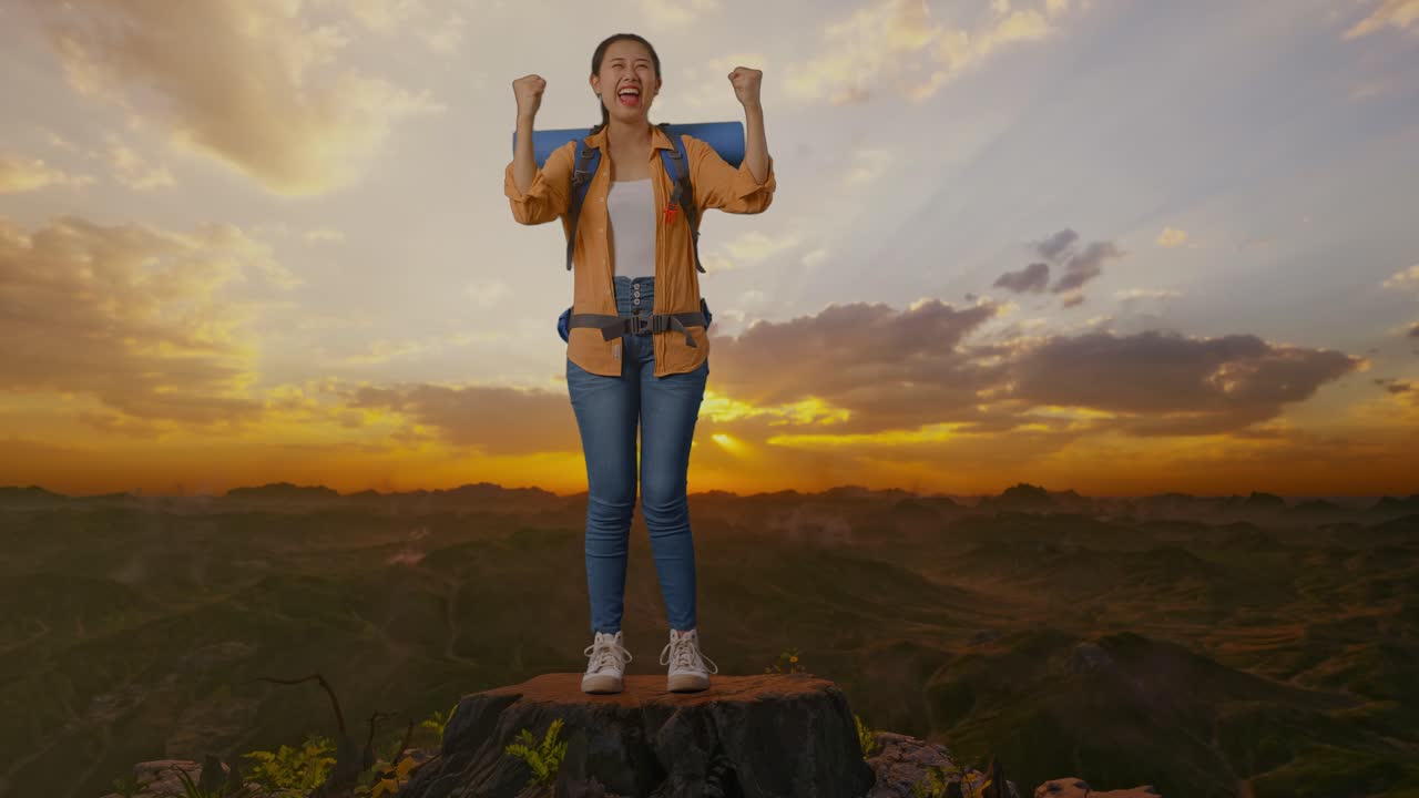 mujer celebrando en la cima de la montaña al atardecer