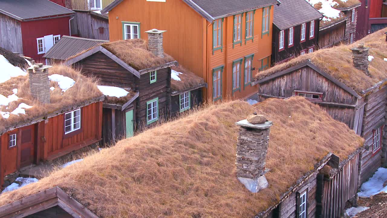 edificios de madera con techo de paja bordean las calles de la antigua ciudad minera histórica de roros en noruega 1
