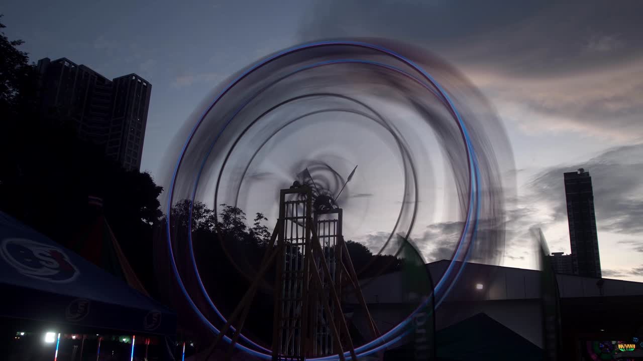 페리스 은 저녁에 해가 지기 전에 도시 개념에서 회전합니다.