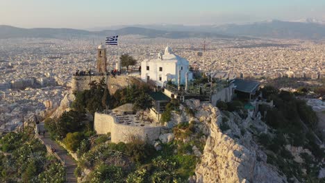 Antenne---Fliegen-Rund-Um-Die-Spitze-Des-Berges-Lycabettus-In-Athen,-Griechenland